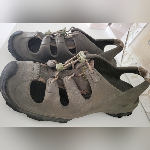 UNISEX Crocs Trailbreak Closed Toe Tan Rubber Sandals Size W10 / M8
LEAVING 5/1 - Picture 3 of 13